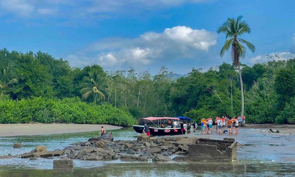 How can tourists find affordable accommodation near the Giant's Causeway?
