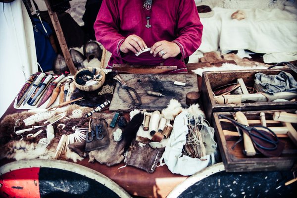 How can tourists find the most engaging workshops on traditional British leatherworking techniques?